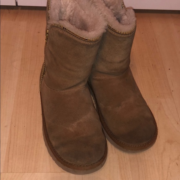 Tan ugg boots - Picture 1 of 3
